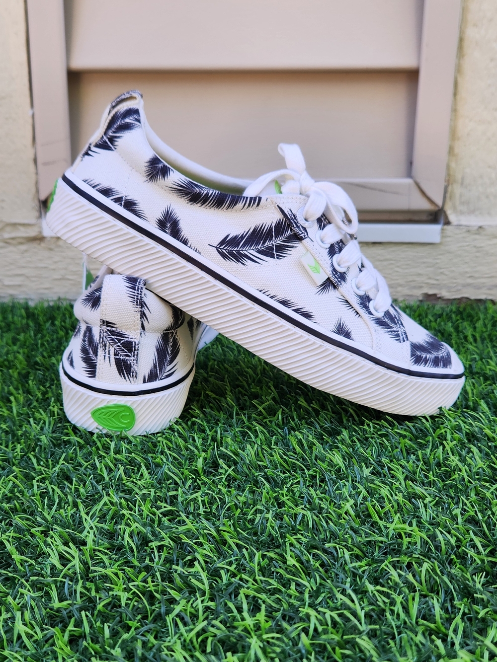 Cariuma OCA Canvas Low Top Womens off white palm trees Skate Shoes SIZE 6 NWOB